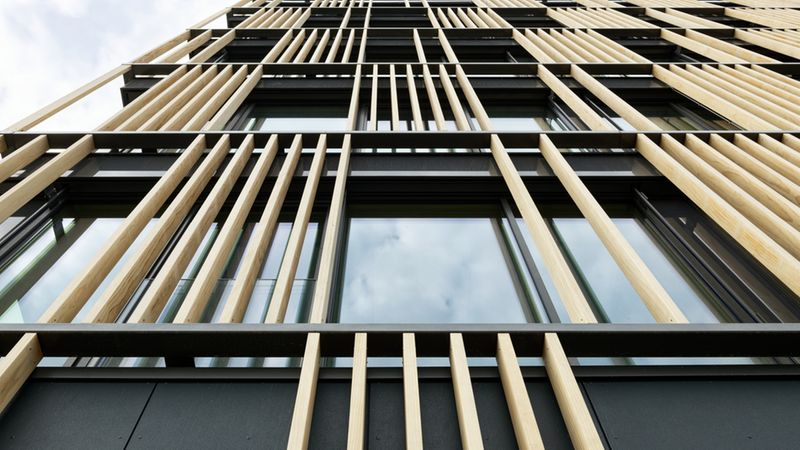 Mit vorgesetzten Lamellen aus Accoya-Holz lehnt sich die Fassade des Neubaus an die Gestaltung des Bestandsbaus an. Foto: Brüninghoff