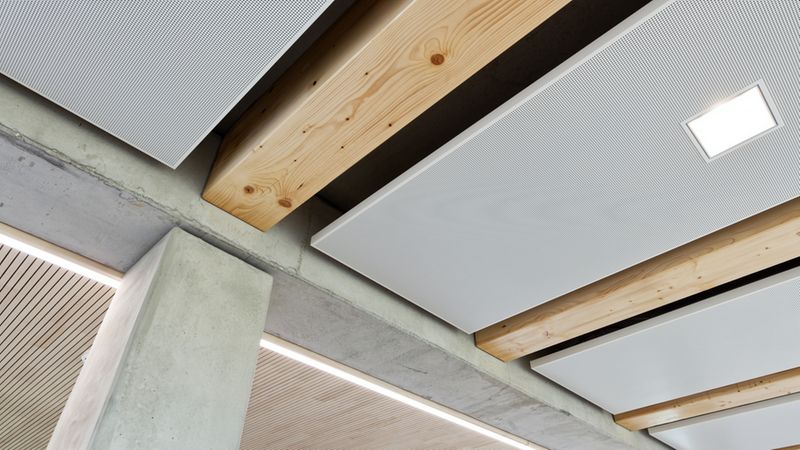 Das Tragwerk des Gebäudes besteht – neben Stahlbeton – zu einem großen Teil aus Holz. Foto: Brüninghoff