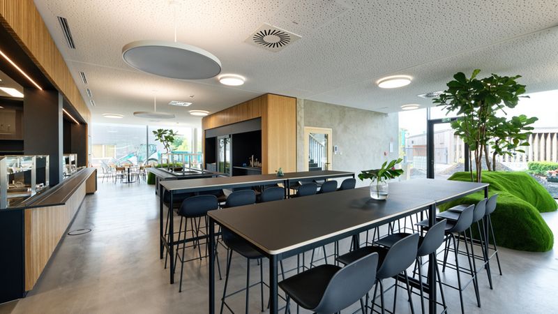 Das Raumprogramm des Büroneubaus umfasst unter anderem eine Kantine für die Belegschaft. Foto: Brüninghoff