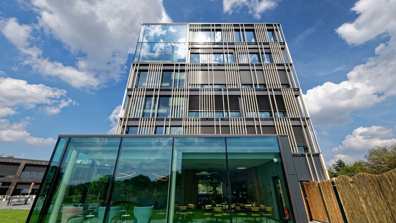 Um viel natürliches Licht in das Gebäude zu bringen, erhielt der Neubau eine Glasfassade in Form einer Holz-Pfosten-Riegel-Konstruktion in den Obergeschossen sowie einer Aluminium-Pfosten-Riegel-Fassade im Erdgeschoss. Foto: Brüninghoff