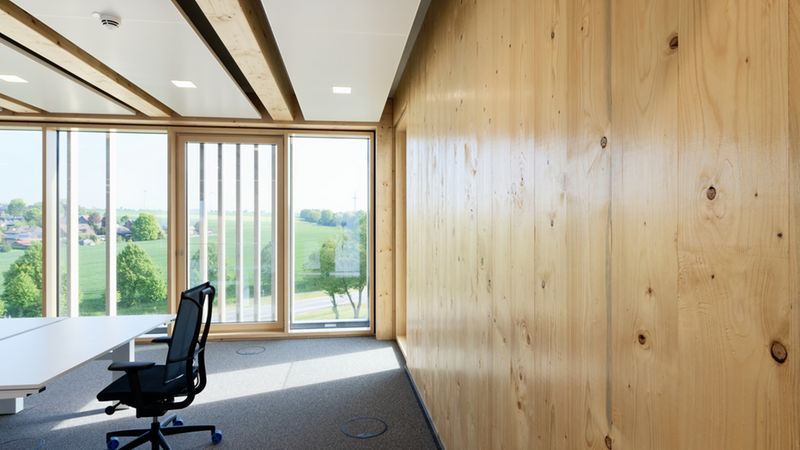 Die Verwendung von Holz sorgt für eine freundliche Atmosphäre in den Büroräumen und kommt dem Raumklima positiv zu Gute. Foto: Brüninghoff