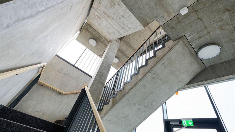 Das Sockelgeschoss sowie das aussteifende Treppenhaus sind in Stahlbeton ausgeführt. Foto: Brüninghoff