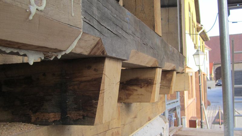 Ein Betongurt auf den Mauerwerkswänden im Erdgeschoss dient als Auflager für die neuen Deckenbalken. Foto: Jens Scheyhing