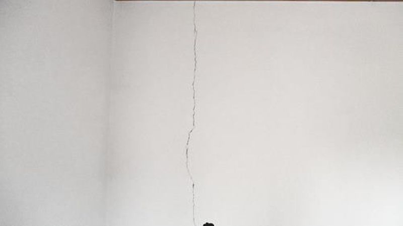 Risse in Wandbildern haben unterschiedliche Ursachen. Dieser durchgehende Mauerwerksriss trat nach Straßenbauarbeiten auf. (Bild: B+B)