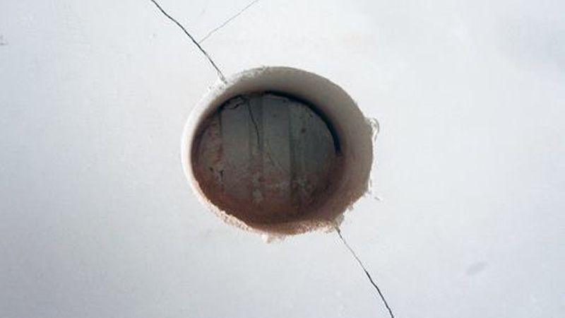 Dieser Riss ist auf eine teilweise statische Überlastung zurück zu führen. (Bild: B+B)