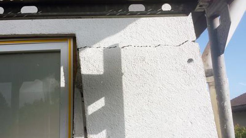 Dieser Horizontalriss neben der Fensteröffnung entstand durch eine Verformung des Mauerwerks. (Bild: B+B)