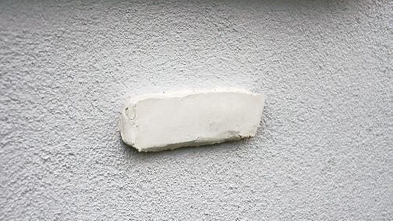 Eine Gipsmarke gibt Auskunft, ob man es mit einem ruhenden oder dynamischen Riss zu tun hat. (Bild: B+B)