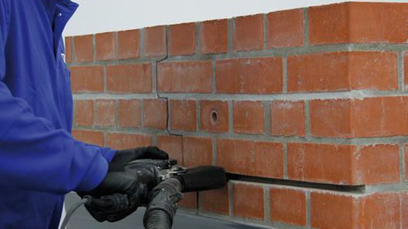 Die Setzfuge wird mit einer Stein- und Fugensäge ausgesägt. (Bild: Desoi GmbH)