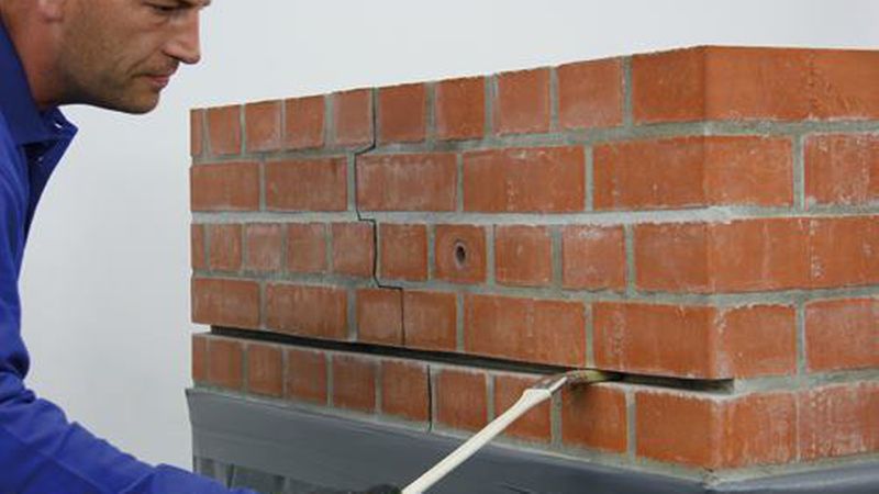 Wichtig: Ein Verbund ist nur in einer penibel gereinigten Fuge möglich. Anschließend vornässen. (Bild: Desoi GmbH)