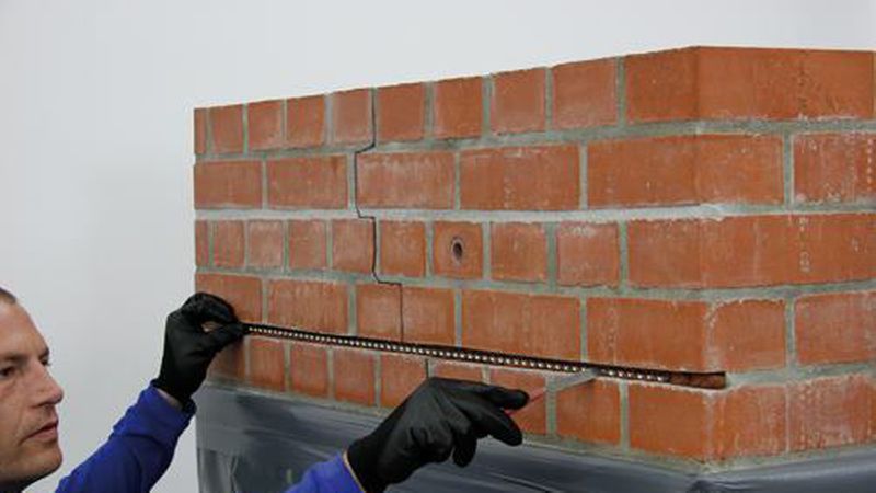 Den Spiralanker in den vorher eingefüllten Mörtel eindrücken. (Bild: Desoi GmbH)