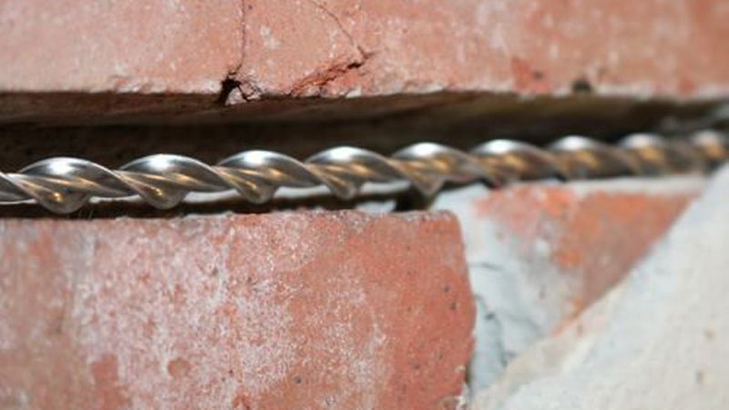 Der Anker selbst ist aus korrosionsgeschütztem Stahl. Zu jedem Anker gehört ein spezieller Mörtel vom gleichen Hersteller. (Bild: Remmers)