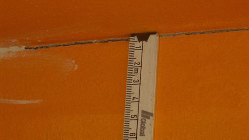 Gerade wenn Trockenbauelemente an massive Bauteile anschließen, kommt es oft zu unvermeidlichen Rissen in der Fuge. Damit der Riss, anders als in diesem Bild, fein und gerade verläuft, kann man spezielle Klebebänder einsetzen. (Bild: Robert Kussauer )