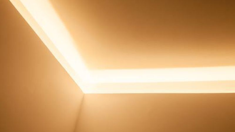 Ja zur Fuge: Größere Fugen, auch Schattenfugen genannt, kann man mit LED-Bändern ausstatten, die dem Raum ein indirektes Licht geben. Dazu bieten verschiedene Hersteller vorgefertigte Profile an.