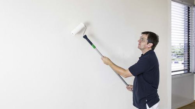 Wandfarben mit raumluftreinigender Wirkung sind in der Regel reinweiß und werden wie herkömmliche Wandfarben verarbeitet. (Bild: Auro AG)