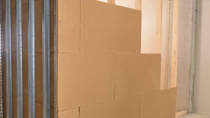 Die Lehmbauplatten sind per se schadstoffreduzierend, der Oberbelag muss dazu aber ebenfalls aus Lehm oder Kalk bestehen. (Bild: Egginger Naturbaustoffe)