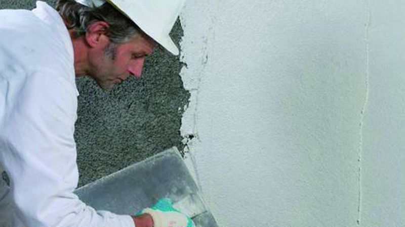 Der Sanierputz kann 24 - 48 Stunden nach der Grundierung (Spritzbewurf oder Schlämme) aufgezogen werden.