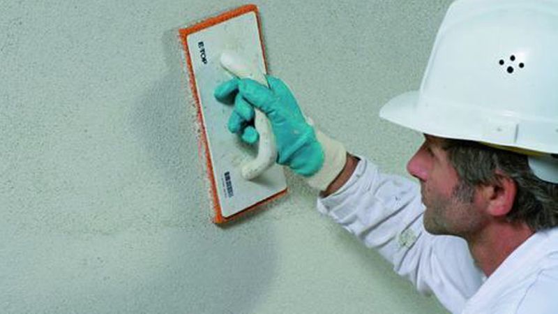 Wenn kein Feinspachtel vorgesehen ist, Sanierputz nach dem Ansteifen mit einem Schwammbrett und wenig Wasser abreiben.