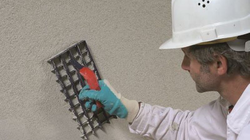 Für den Auftrag des Feinspachtels/Feinputzes angesteifte Sanierputzoberfläche mit dem Rabot vorbereiten.