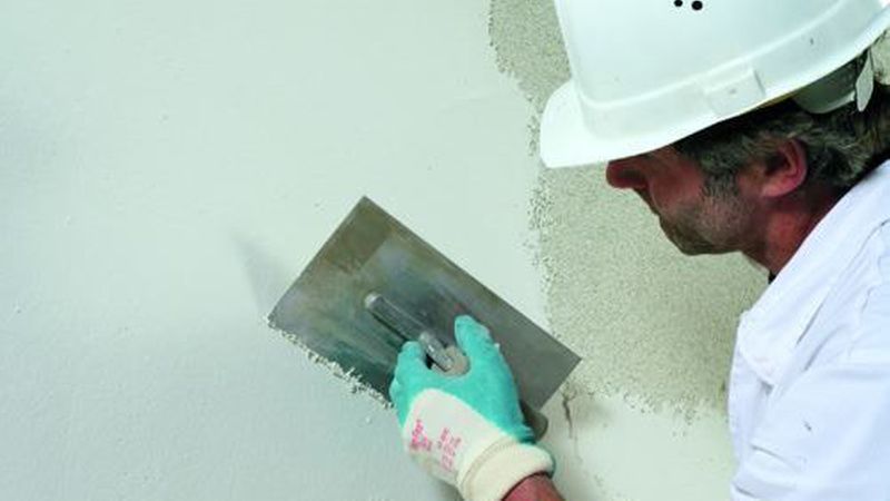 Auf die rabotierte Oberfläche Feinspachtel/ Feinputz im max. 5 mm Schichtdicke aufbringen. (Alle Bilder: Remmers Baustofftechnik)