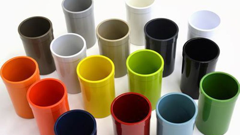 Das gilt auch für Türgriffe: Hersteller (im Bild: Hewi) bieten für Griffelemente teilweise große Farbpaletten an. (Abb.: HEWI)