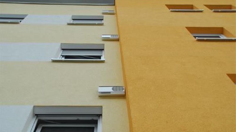 Die Außenluftdurchlässe werden in der Außenwand über dem erdberührten Bereich angebracht, mit Platz, damit Zu- und Abluft sich nicht zu sehr mischen. (Bild: Pluggit)