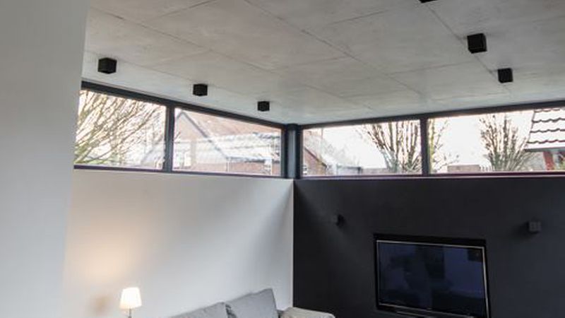 An der Decke hat die diffusionsoffene Spachtelmasse durch die große Fläche eine sehr gute raumluftregulierende Wirkung. (Bild: Frescolori)