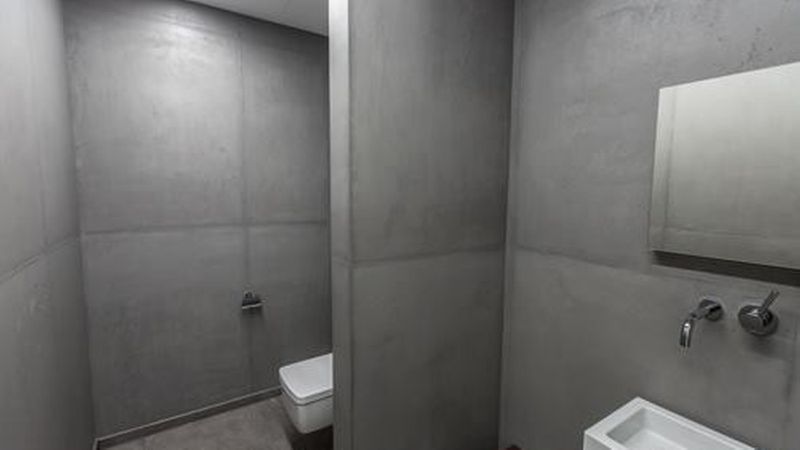 Im Bad kann die Betonoptik auch im direkten Spritzwasserbereich eingesetzt werden, sofern die Fläche nachbehandelt wurde. (Bild: Frescolori)