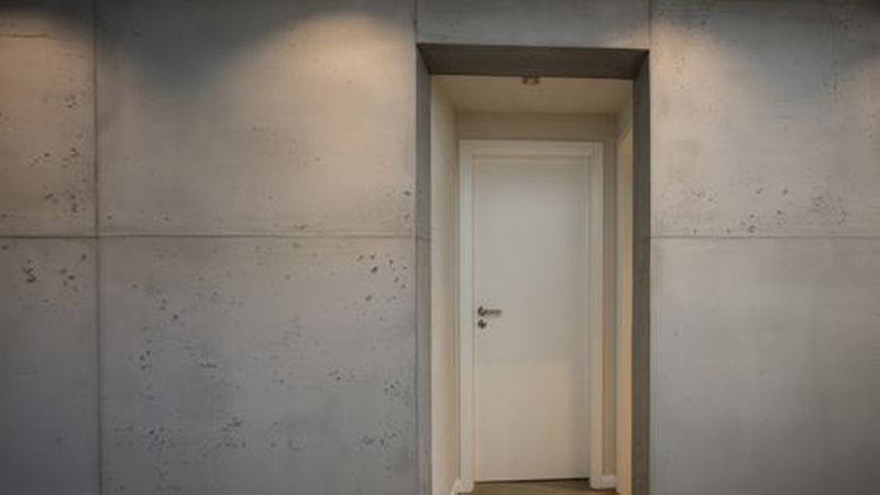 Die authentische Betonoptik wird durch das Einarbeiten von künstlichen Schalplattenstößen verstärkt. (Bild: Frescolori)