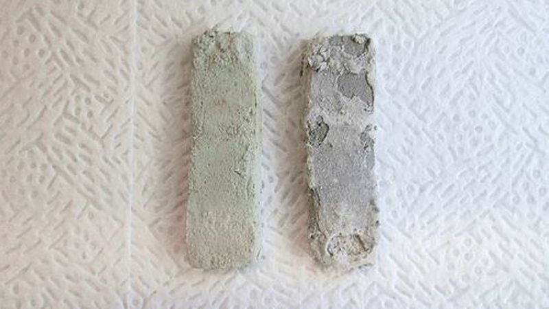 Nach nur 14 Tagen Dauerbelastung durch verschiedene Sanitärreiniger weist der rechte Prüfkörper, der aus einem zementären Standardmörtel hergestellt wurde, deutliche Zersetzungserscheinungen auf, während die linke, aus dem resistenteren Fugenmörtel von Weber hergestellte Probe ihre Form behalten hat. (Bild: SG Weber)