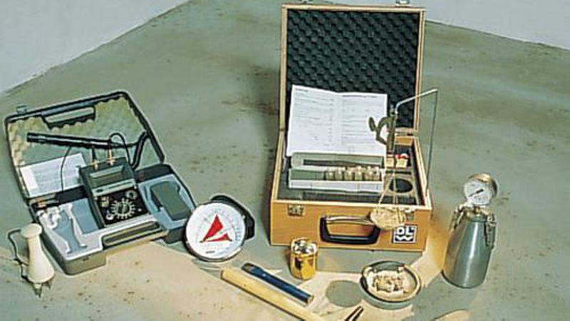 Per CM-Messung ist die Restfeuchte des Untergrundes vor den Bodenbelagsarbeiten zu prüfen. (Bild: DLW Flooring)