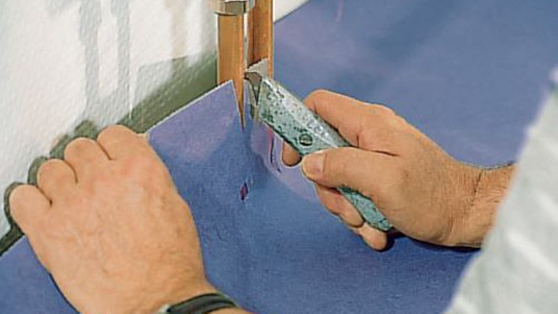 Sämtliche Einschnitte, etwa für Heizungsrohre, werden vor der Verklebung mit dem Cutter vorgenommen. (Bild: DLW Flooring)