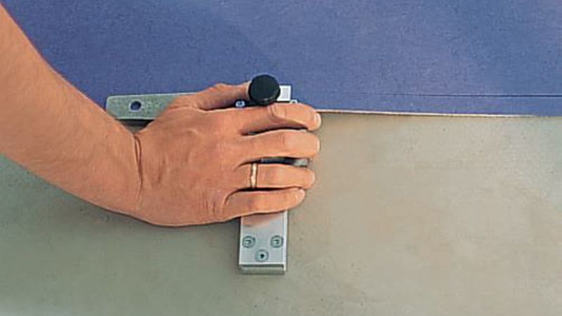 Die Kante der ersten Bahn muss mit einem Kanten- oder Streifenschneider sauber beschnitten werden. (Bild: DLW Flooring)