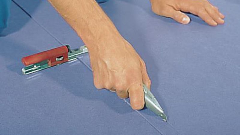 Geschnitten werden die Bahnen grundsätzlich immer mit einem Cutter mit Hakenklinge. Die lässt sich leichter führen als eine Trapezklinge. (Bild: DLW Flooring)