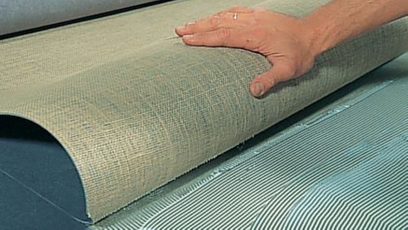 Die erste Bahn mit großzügigem Radius zurückschlagen, Kleber aufziehen, kurz ablüften lassen und den Belag zurückschlagen. (Bild: DLW Flooring)