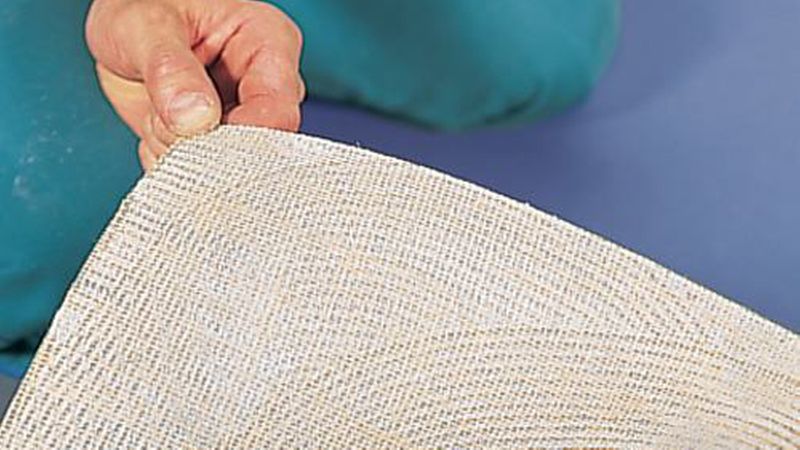 Die durch die Zahnung erzeugten Kleberriefen müssen die Belagsrückseite vollflächig benetzen. (Bild: DLW Flooring)