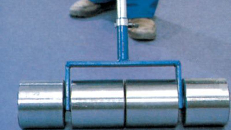 … oder mit einer etwa 50 kg schweren Walze. Die Teilung der Walze sorg auch bei Unebenheiten für gleichmäßigen Anpressdruck. (Bild: DLW Flooring)