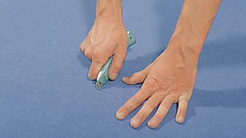 Lufteinschlüsse können Sie entfernen, wenn Sie die Stelle aufstechen, die Luft herausdrücken und dann den Belag noch einmal intensiv andrücken. (Bild: DLW Flooring)