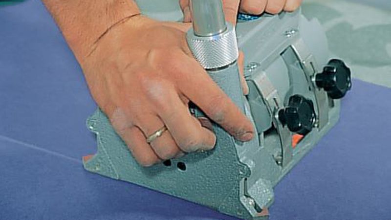 Zunächst müssen Sie die Fuge ausfräsen, und zwar zu etwa 2/3 der Belagsdicke. Dazu brauchen Sie eine Fugenfräse. (Bild: DLW Flooring)