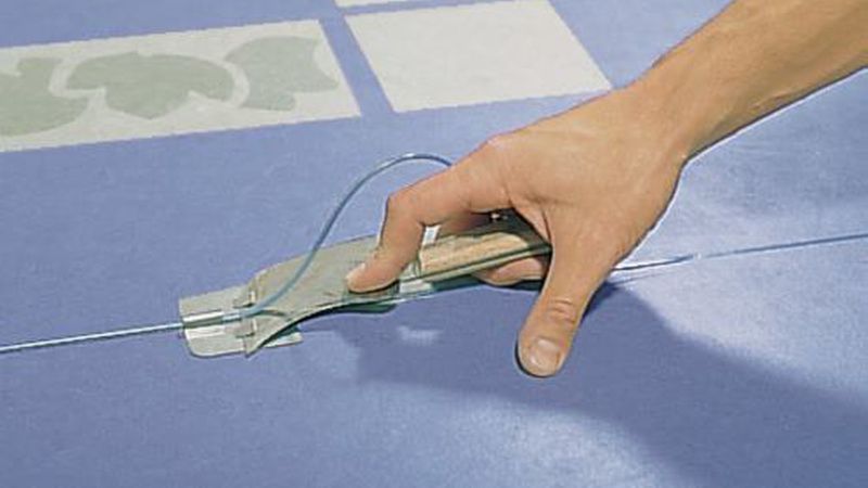 Die überstehende Schweißschnur wird in zwei Arbeitsschritten flächenbündig abgestoßen. (Bild: DLW Flooring)