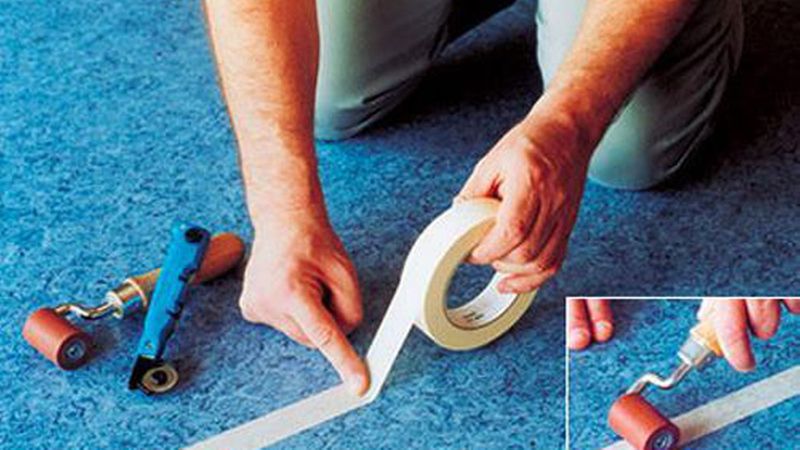 Die dichtgeschnittene Naht wird mit einem Spezialklebeband mittig abgeklebt. Das Klebeband muss lösemittelfest sein. (Bild: Werner Müller GmbH)