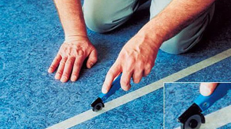 Mit einer Andrückrolle wird das Klebeband fest angepresst, es dürfen keine Luftblasen darunter bleiben. Anschließend das Band über der Naht mit dem Cutter durchtrennen. (Bild: Werner Müller GmbH)