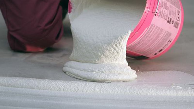 Emissionsarme und lösemittelfreie Dispersionsklebstoffe benötigen einen saugfähigen Untergrund. (Bild: Henkel KGaA/Thomsit)