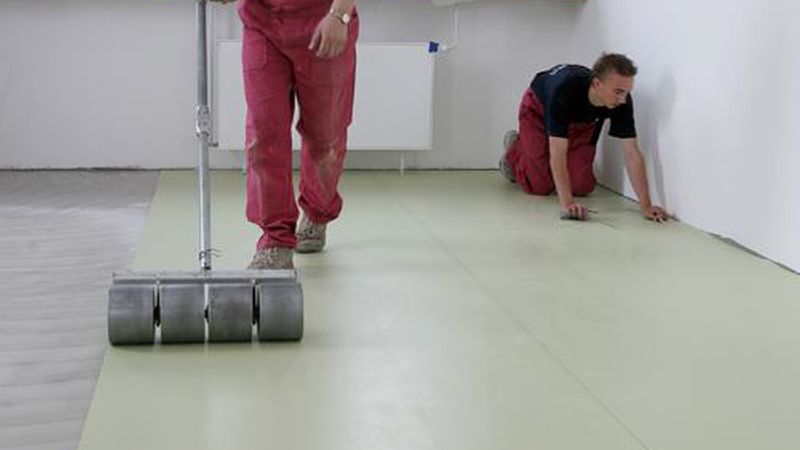 Das Anwalzen des Belags macht aus den Klebstoffriefen einen dünnen, hochwirksamen Klebstofffilm. (Bild: Henkel KGaA/Thomsit)