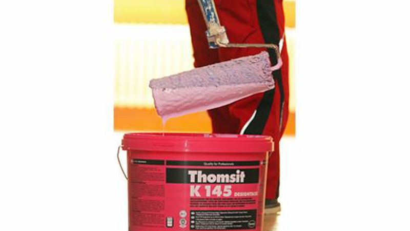 Die Verarbeitung der Rollfixierungen per Rolle ist einfacher, die Haftwirkung aber wesentlich geringer. (Bild: Henkel KGaA/Thomsit)