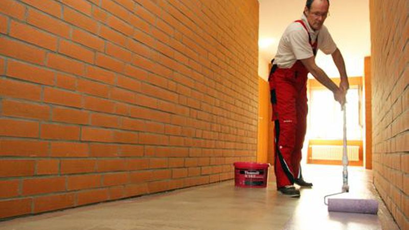 Auch wenn die Fixierungen keine hohe Klebkraft entwickeln, müssen die Beläge angewalzt werden. (Bild: Henkel KGaA/Thomsit)