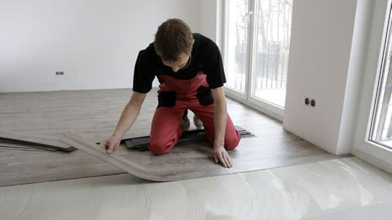 Haftbettklebungen auf nicht saugfähigen Untergründen funktionieren nur mit PVC- und CV-Belägen. (Bild: Henkel KGaA/Thomsit)