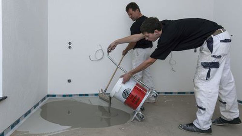 Vor der vollflächigen Verklebung des Vinylbodens muss der Unterboden gespachtelt werden. Spachtelmasse und Vinylkleber sollten von einem Hersteller stammen. (Bild: Ardex)