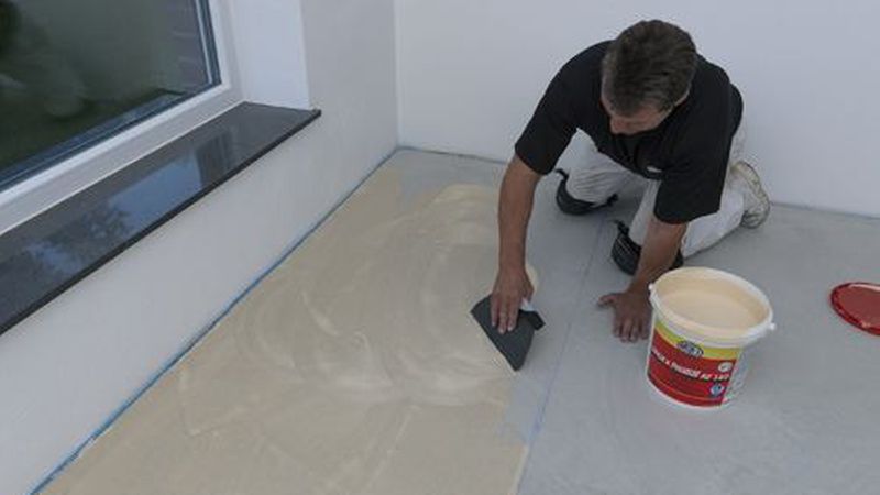 Es ist so viel Kleber aufzuziehen, dass drei bis vier Plankenreihen geklebt werden können. Die Ablüftzeit liegt bei etwa 20 Minuten. (Bild: Ardex)