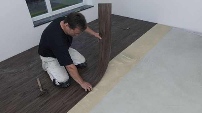 Die Vinyl-Planken werden Stoß an Stoß in den Kleber eingelegt und angerieben. Es ist darauf zu achten, dass kein Kleber in die Fuge gerät. (Bild: Ardex)