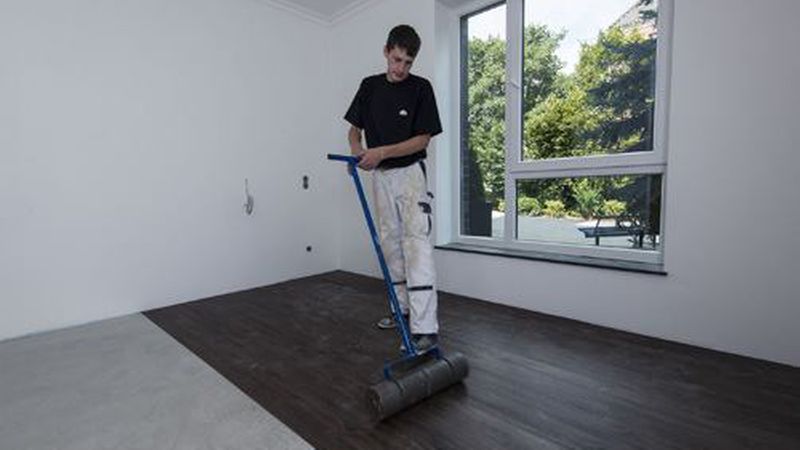 Mit einer mehrteiligen Walze muss der Vinylboden etwa 40 Minuten nach der Verklebung sorgfältig angewalzt werden. (Bild: Ardex)